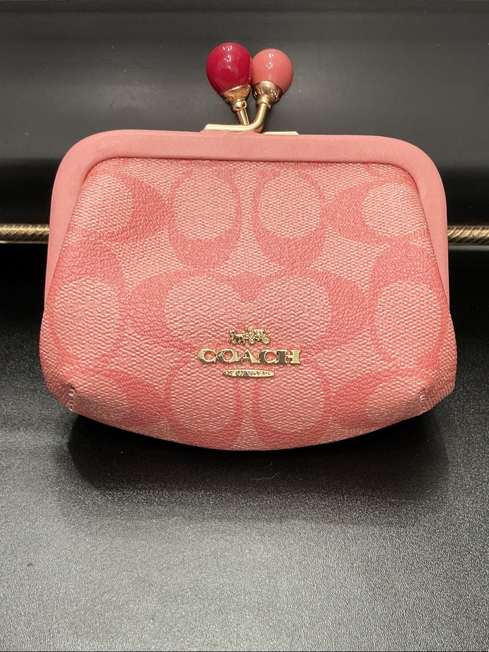 Coach Exclusive Drop Signature Kiss-Lock Coin Purse 👛 Like New!